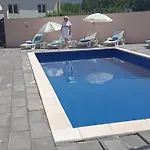 וילה Charming Nina With Pool